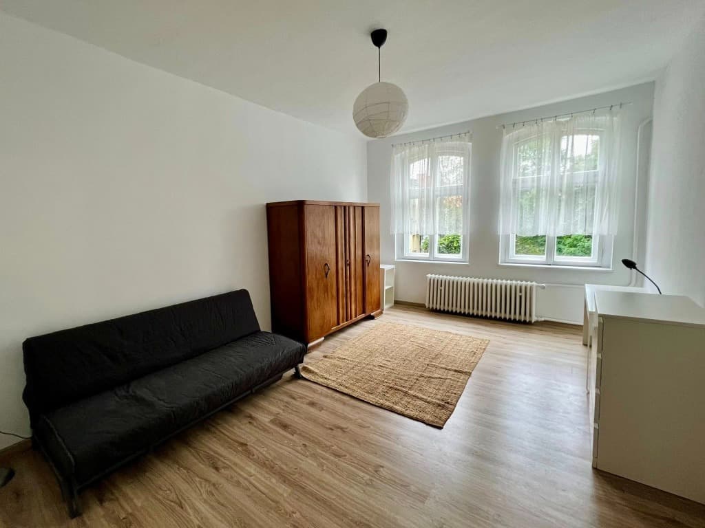 Przestronny pokój do wynajęcia w Zabrzu 24m2 z dużym łóżkiem